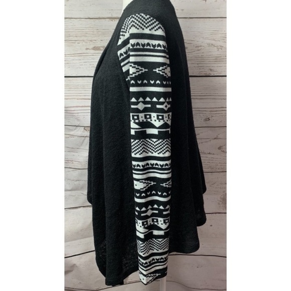 NWOT Flying Tomato Black & White Aztec Cardigan - Picture 3 of 5
